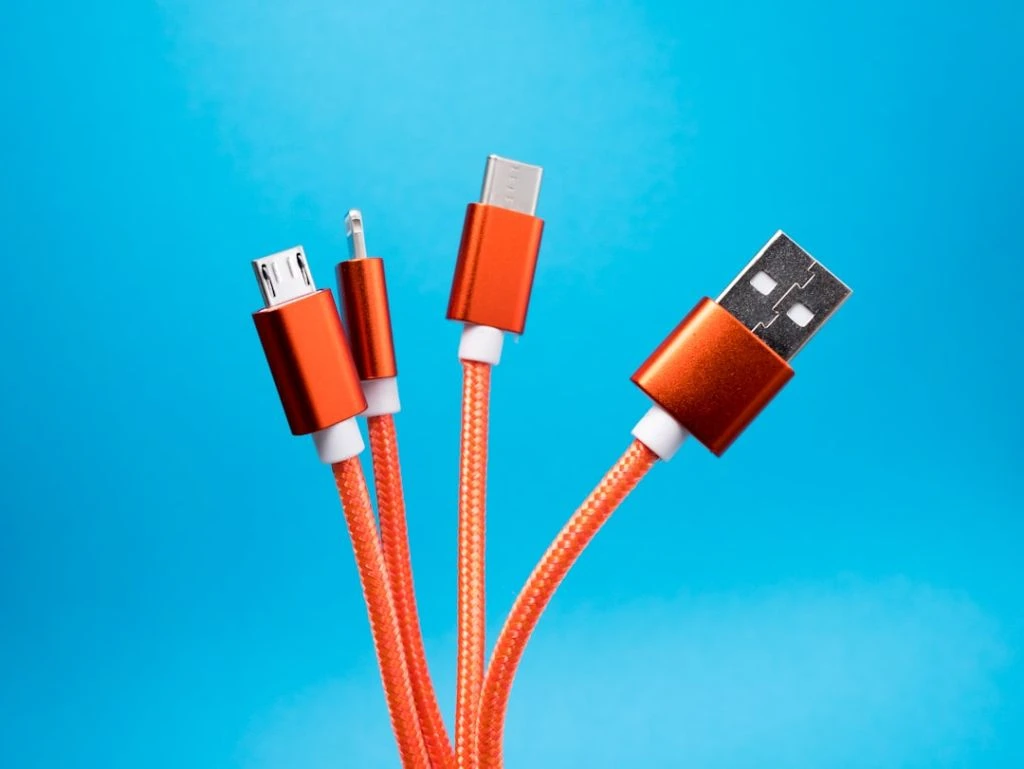 USB-порт забився пилом: чим його почистити, а що краще не пхати